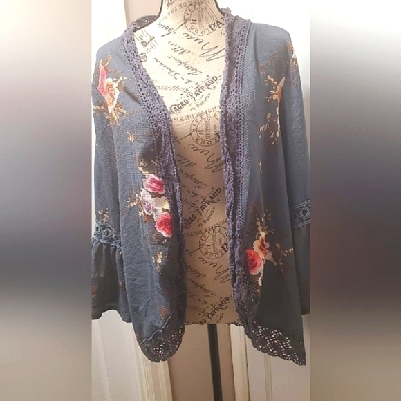 Grey Floral Kimono With Bell Hand. Lace Trim/Beach Top/ Sun Wrap🌴 - Picture 2 of 7